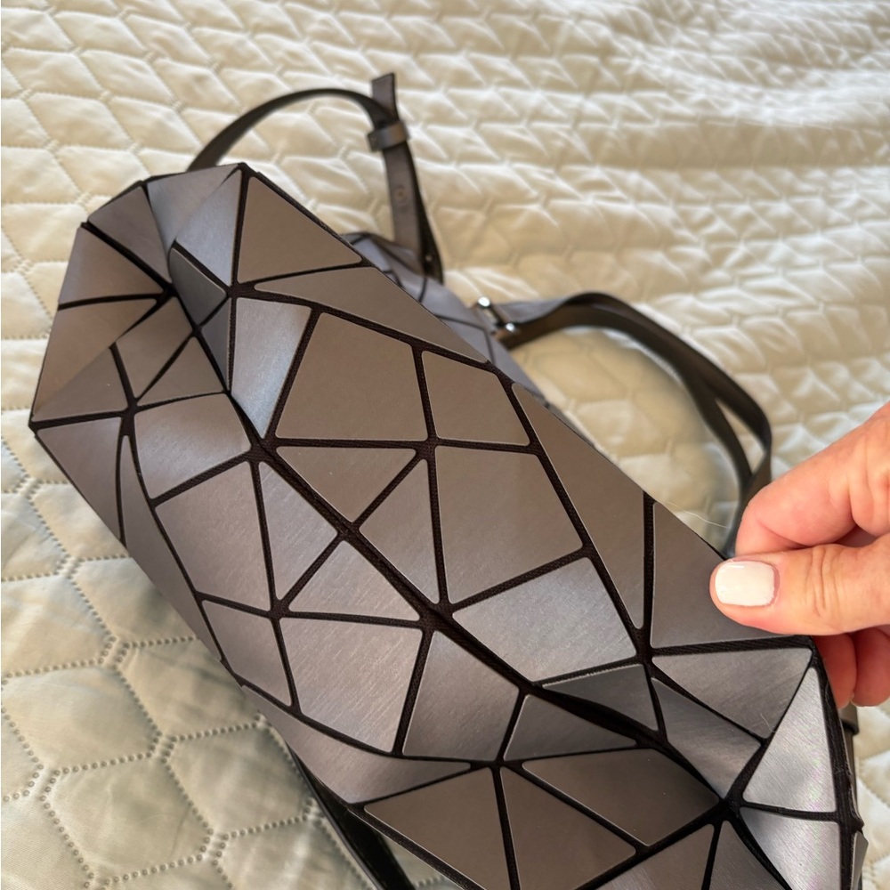 Geometric Patterned Gray Handbag - Picture 4 of 10